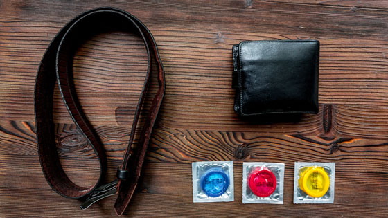5 Trik Memakai Kondom Tanpa Mengganggu Momen Bercinta