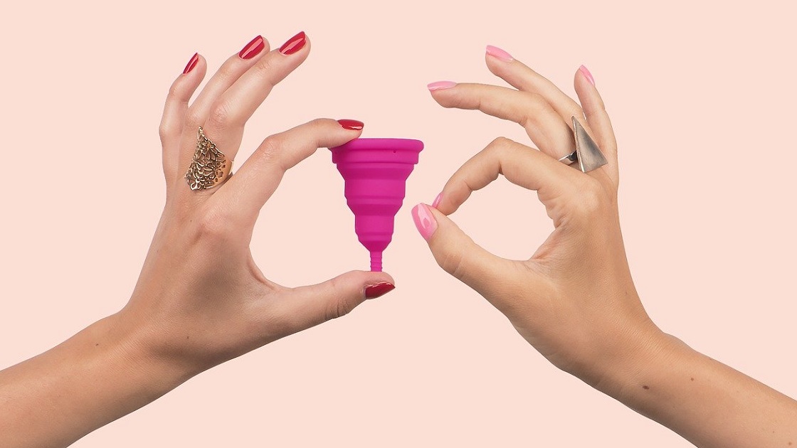Mengeluarkan menstrual cup